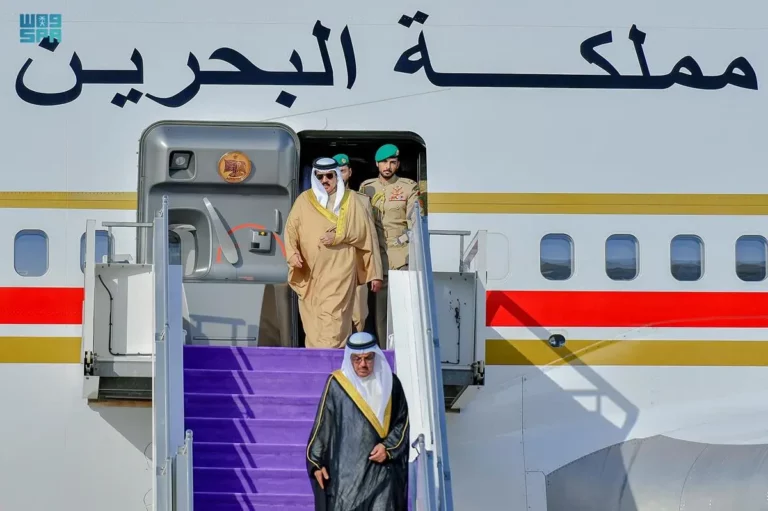 صور.. الملك حمد بن عيسى آل خليفه يصل جدة للمشاركة في القمة العربية 32