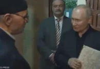 أهدي إليه أثناء زيارته لأحد المساجد في داغستان.. شاهد بوتين يحتضن المصحف ويدين حرقه في السويد
