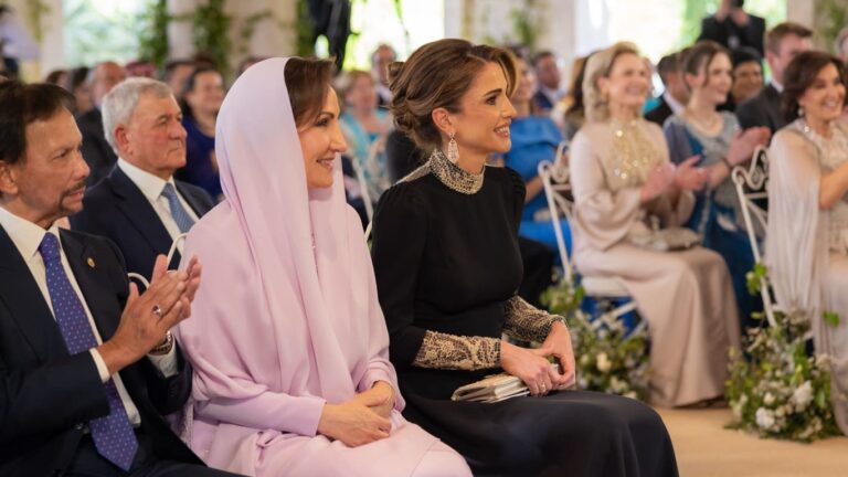الكشف عن سرّ إطلالة والدة الأميرة رجوة السيف بحفل زفاف ابنتها