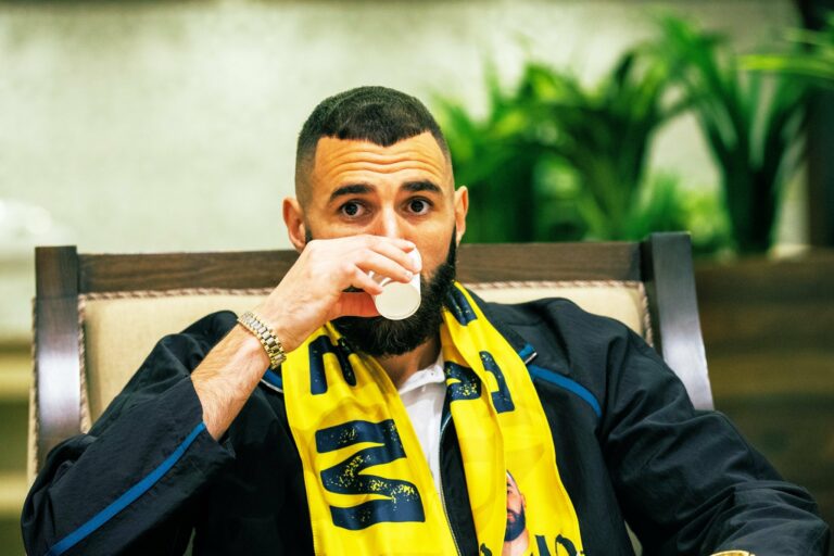 شاهد بنزيما لاعب الاتحاد ينشر فيديو من داخل صالة ألعاب رياضية.. وهكذا علق عليه