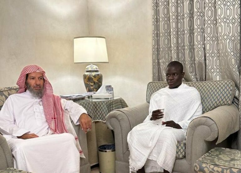 بعد انضمامه للاتحاد.. شاهد كانتي يتواجد في مكة المكرمة لأداء فريضة الحج