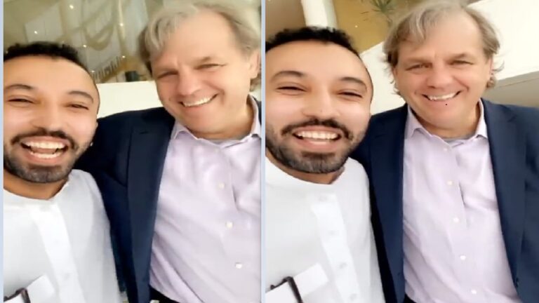 شاهد مشجع سعودي يجتمع مع مالك تشيلسي في الرياض ويحثه على النجاح مع مدرب الفريق بوتشتينو