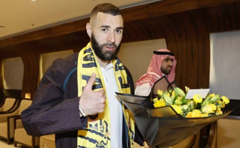 شاهد مجسم ضخم ليد بنزيما يحتضنه ملعب الجوهرة استعدادًا لحفل تقديمه مع الاتحاد