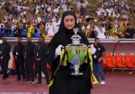 الكشف عن هوية الفتاة المحجبة التي ظهرت تحمل كأس الدوري للاتحاد في حفل التتويج وخطفت أنظار الجماهير
