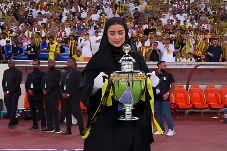 الكشف عن هوية الفتاة المحجبة التي ظهرت تحمل كأس الدوري للاتحاد في حفل التتويج وخطفت أنظار الجماهير