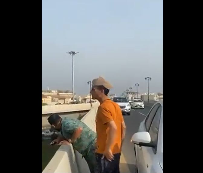 مقطع فيديو صادم يوثّق سقوط مركبة من أعلى جسر التوحيد في جيزان