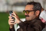 شاهد الكاتب محمد سلامة يضع وشم لشعار نادي الاتحاد على صدره ويثير الجدل