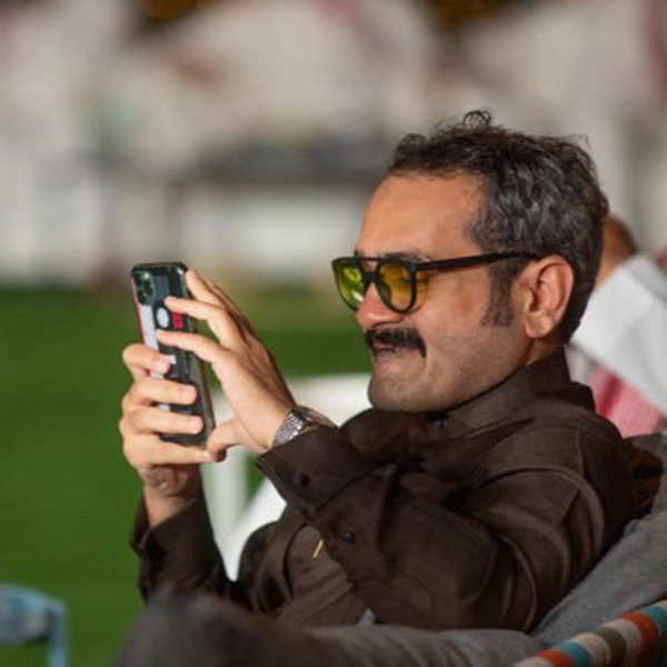 شاهد الكاتب محمد سلامة يضع وشم لشعار نادي الاتحاد على صدره ويثير الجدل
