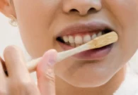 خطأ أثناء تنظيف الأسنان يزيد من اصفرارها