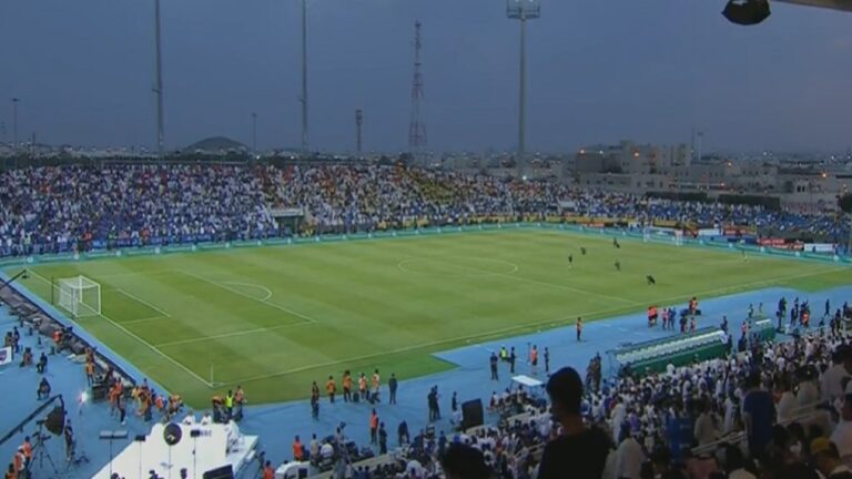 شاهد.. جماهير الهلال والنصر تحتج على تشغيل الأغاني في وقت الصلاة