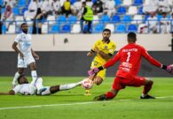 شاهد مشجعي مباراة الفتح وضمك يتركون المباراة وقت الصلاة لأداء الفريضة