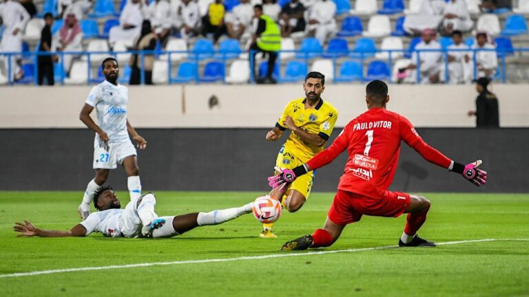 شاهد مشجعي مباراة الفتح وضمك يتركون المباراة وقت الصلاة لأداء الفريضة