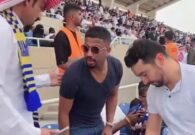 شاهد ناصر الشمراني يُحرج مُشجع نصراوي ويرفض التصوير معه