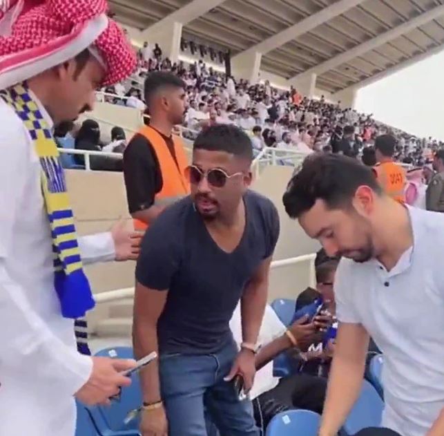 شاهد ناصر الشمراني يُحرج مُشجع نصراوي ويرفض التصوير معه