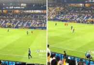 أثناء مباراة التعاون والنصر.. شاهد 3 من الجمهور يقتحمون ملعب الأول بارك وشرطة الرياض تتفاعل