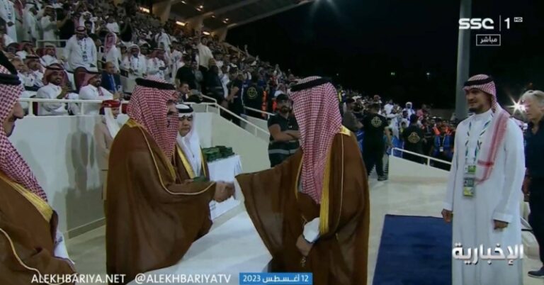 شاهد فهد بن نافل يتجاهل مصافحة رئيس الاتحاد السعودي ياسر المسحل