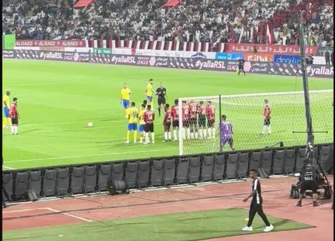 شاهد.. مصور يفقد توازنه بعد تسديدة قوية من كريستيانو رونالدو خلال مباراة النصر والرائد