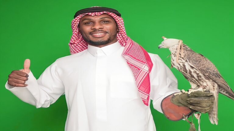 إيغالو يحتفل باليوم الوطني السعودي مرتدياً الثوب والشماغ