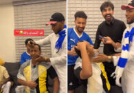 بعدما خسر التحدي على فوز الاتحاد.. شاهد مشجعون هلاليون يحلقون رأس صديقهم