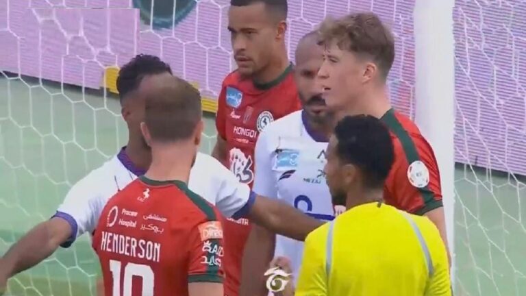 شاهد لاعب أبها للحكم: ماتعطيه كرت ليه عشانه اشقر