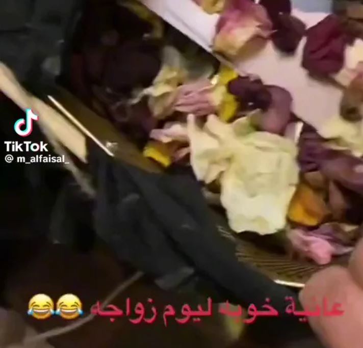 شاهد مفاجأة غير متوقعة من صديق في حفل زفاف يثير ضحك ودهشة العريس