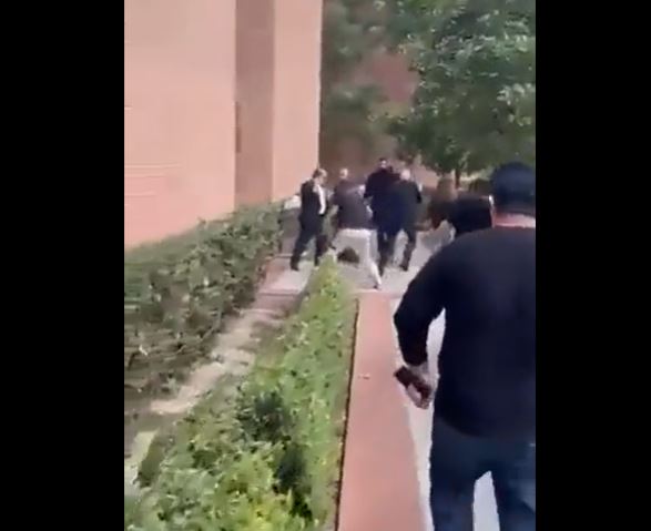 فيديو.. السفير التركي في الولايات المتحدة يتعرض للاعتداء والرشق بالماء من قبل مجموعة من الأرمن