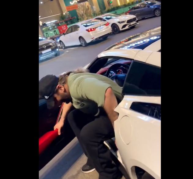 فيديو.. أحمد البايض يكشف عن معاناته في ركوب السيارات الصغيرة