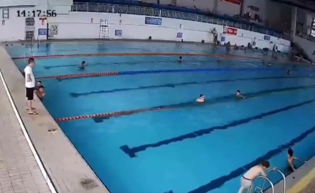 فيديو مروع يوثق لحظة غرق طفل في مسبح بالصين وسط غياب الانتباه