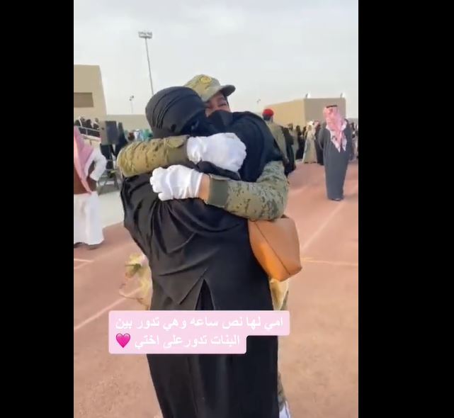 لحظة مؤثرة في حفل التخرج: خريجة تنهمر بالدموع عند رؤية والدتها -فيديو