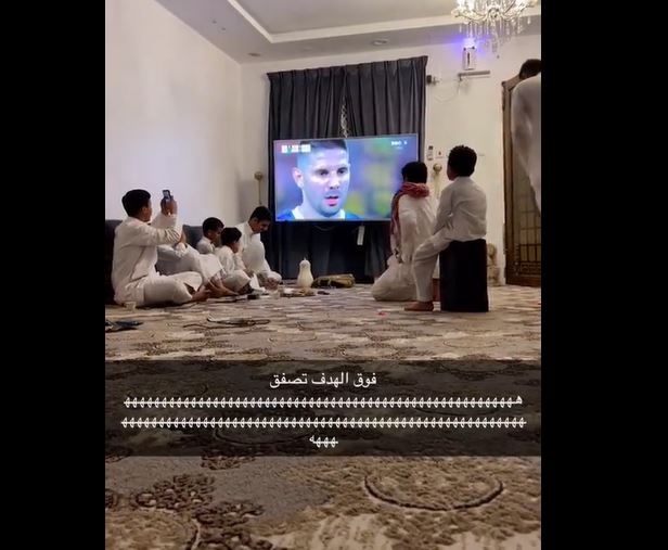 شاهد.. شاهد ماذا فعل أطفال هلاليين أمام صديقهم الاتحادي الوحيد لاستفزازه بعد هدف ميتروفيتش؟