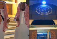 شاهد وفد فرنسي يرتدي الزي السعودي ويلتقط صور تذكارية بجانب مقر نادي الشباب