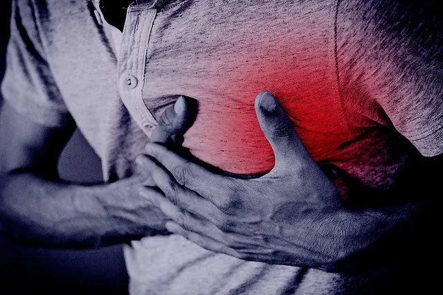 إذا لاحظتها اتصل على الإسعاف فورًا.. 3 علامات مقلقة في الجسم على جهة القلب