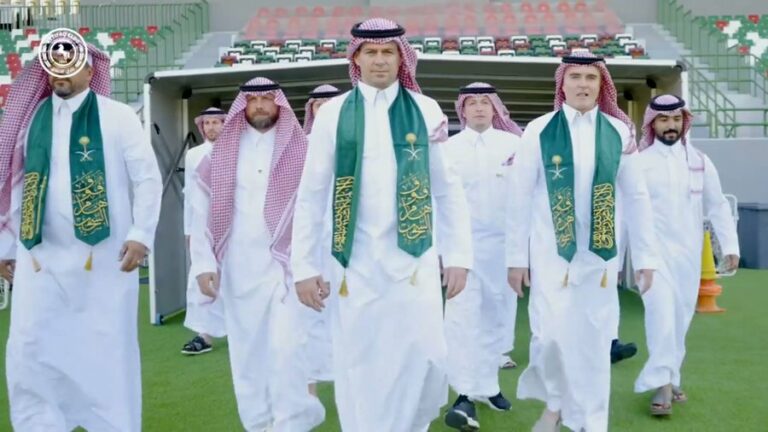 شاهد.. مدرب الاتفاق ستيفن جيرارد يشارك في احتفالات اليوم الوطني السعودي