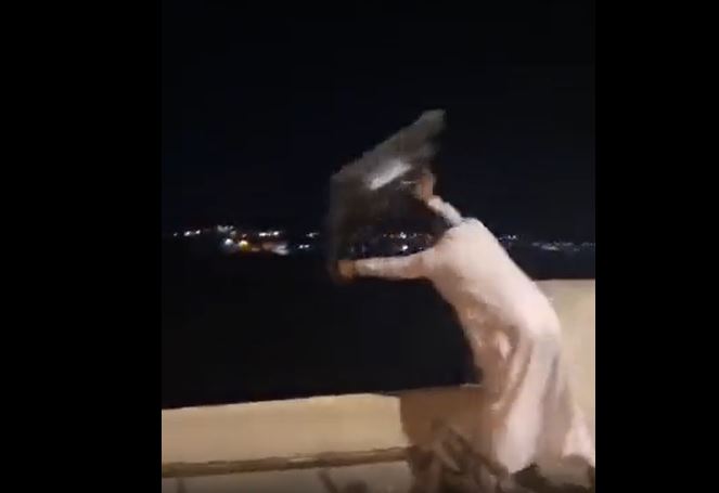 شاهد ماذا فعل مشجع اتحادي غاضب من خسارة فريقه بتلفزيون منزله ؟