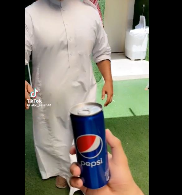 فيديو.. فاتح علب البيبسي يحقق شهرة واسعة ويجتاح منصات التواصل الاجتماعي