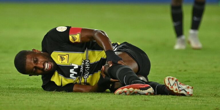 فيديو.. شراحيلي يغادر مباراة الاتحاد والفتح باكيا على كرسي متحرك بعد إصابة قوية في الركبة