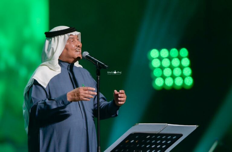 شاب يصعد إلى مسرح السوبر دوم في جدة ويحتضن محمد عبده.. شاهد ردة فعل الفنان بعدما استبعده المنظمون من الحفل