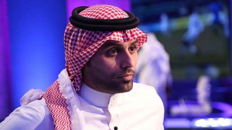 القحطاني يرد على إعلامي رياضي برسالة شديدة اللهجة: اللي يوطّي الكور يوطي رقاب