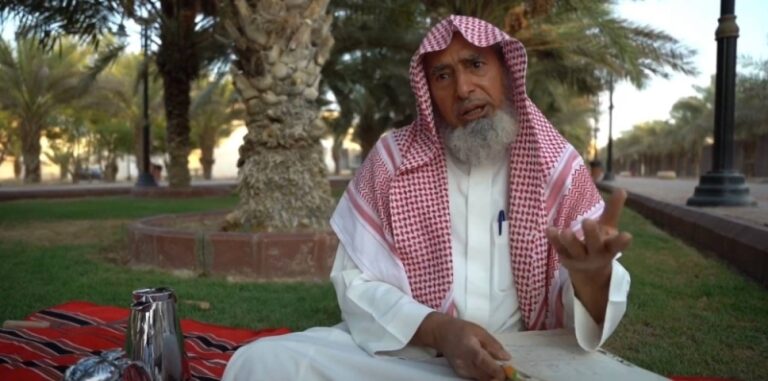 فيديو.. حكم دولي سابق يعتزل التحكيم بسبب خطأ ويتفانى في خدمة الأموات