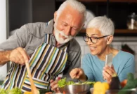 خبير تغذية يحذر من خطأ قاتل في وجبات كبار السن