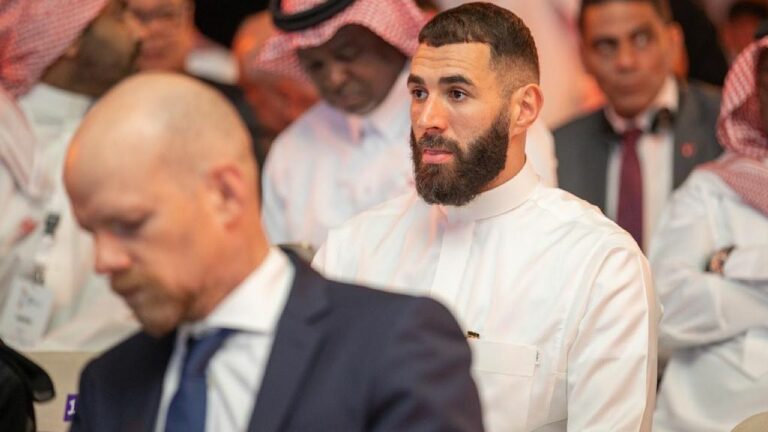 شاهد بنزيما يحضر حفل قرعة كأس العالم للأندية مرتديًا الزي السعودي