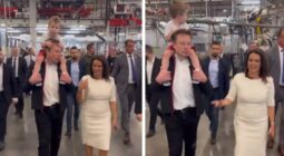 أثناء قيامه بجولة داخل مصنع تيسلا مع رئيسة المجر.. شاهد إيلون ماسك يحمل ابنه على ظهره