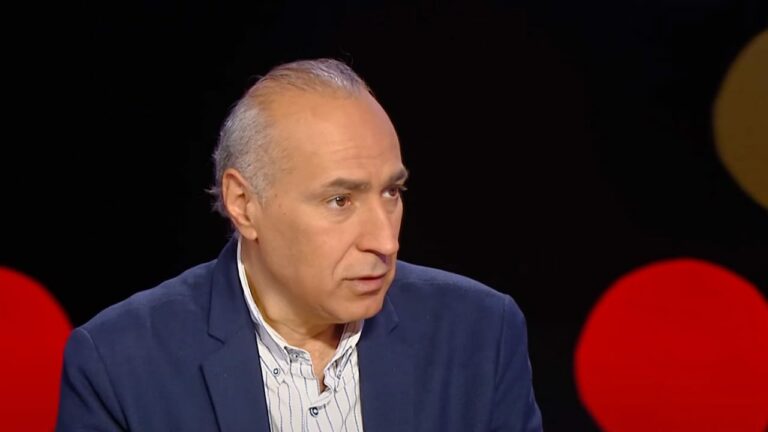 وفاة الكاتب السعودي هاني نقشبندي عن عمر يناهز 60 عامًا