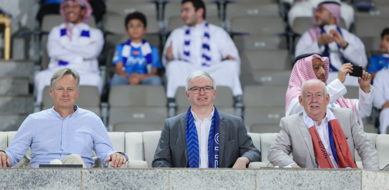 شاهد أعضاء من البرلمان البريطاني يحضرون مواجهة الهلال والشباب