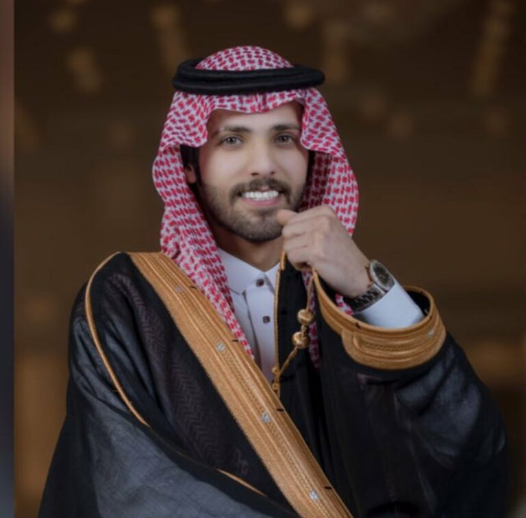 شاهد غازي المطيري يكشف عن وجه ابنه في عيد ميلاده