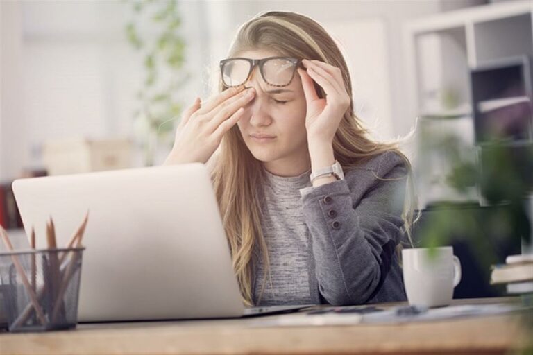إحداها عادة صعبة.. 7 أسباب يمكن أن تلحق الضرر بالبصر دون أن تدري