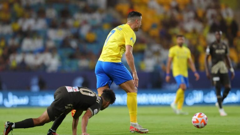 فيديو.. رونالدو يطالب بإلغاء هدف ضمك ويثير الجدل