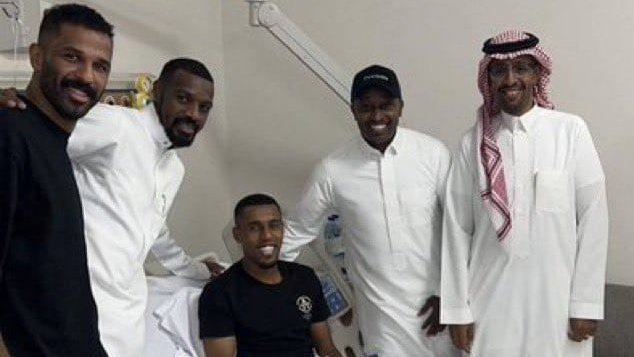 شاهد حسين شيعان يتلقى دعماً متواصلاً من الهلال في المستشفى