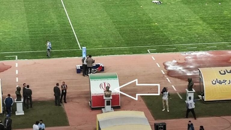 لاعبو الاتحاد يرفضون النزول لأرضية الملعب بسبب وجود تماثيل قاسم سليماني.. وتأجيل انطلاق المباراة
