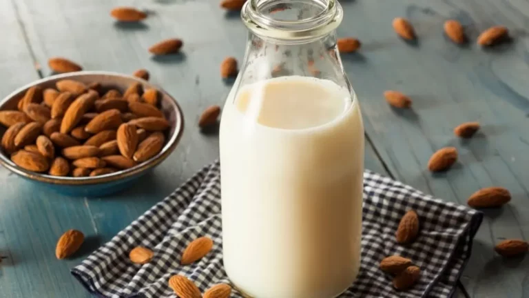 الكشف عن ‏10 آثار جانبية لحليب اللوز قد تصدم البعض